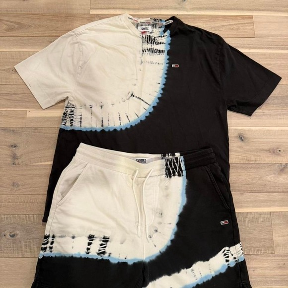 Tommy Hilfiger Other - Tommy Hilfiger men's set Sz Med